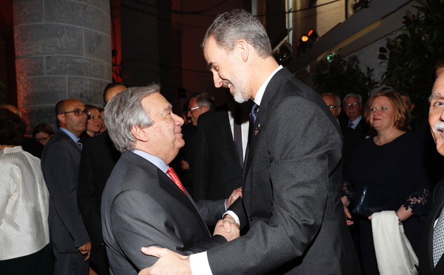 Fotografía de archivo de Su Majestad el Rey recibiendo el saludo del Secretario General de la Organización de las Naciones Unidas, António Guterres